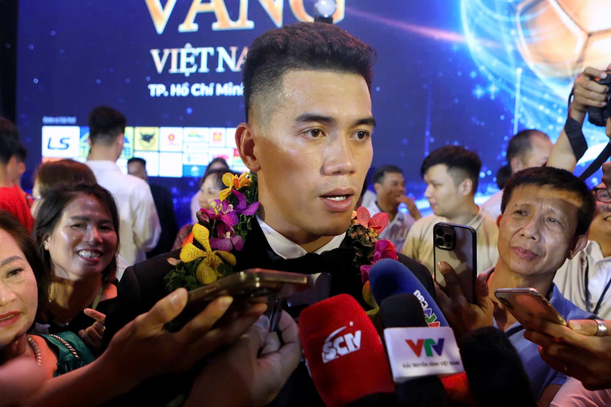 Tien Linh noi gi sau khi gianh Qua bong vang? hinh anh