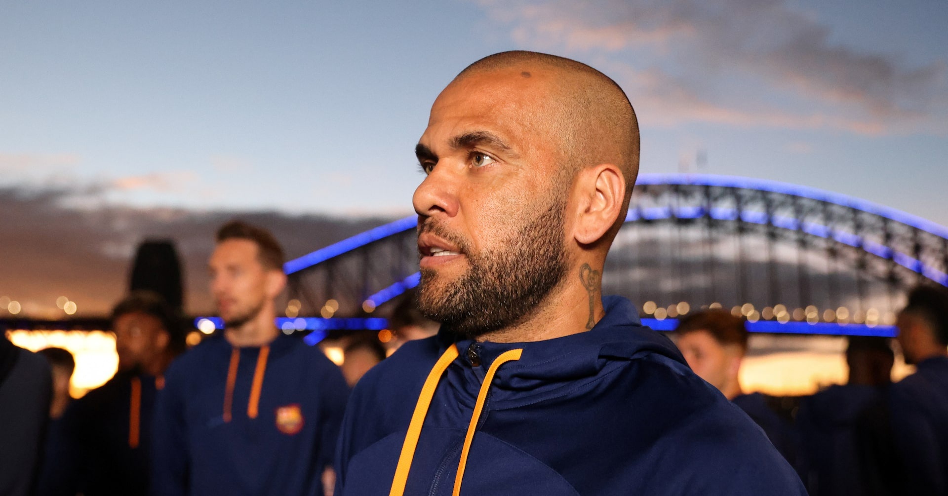 Dani Alves lai bi kien hinh anh