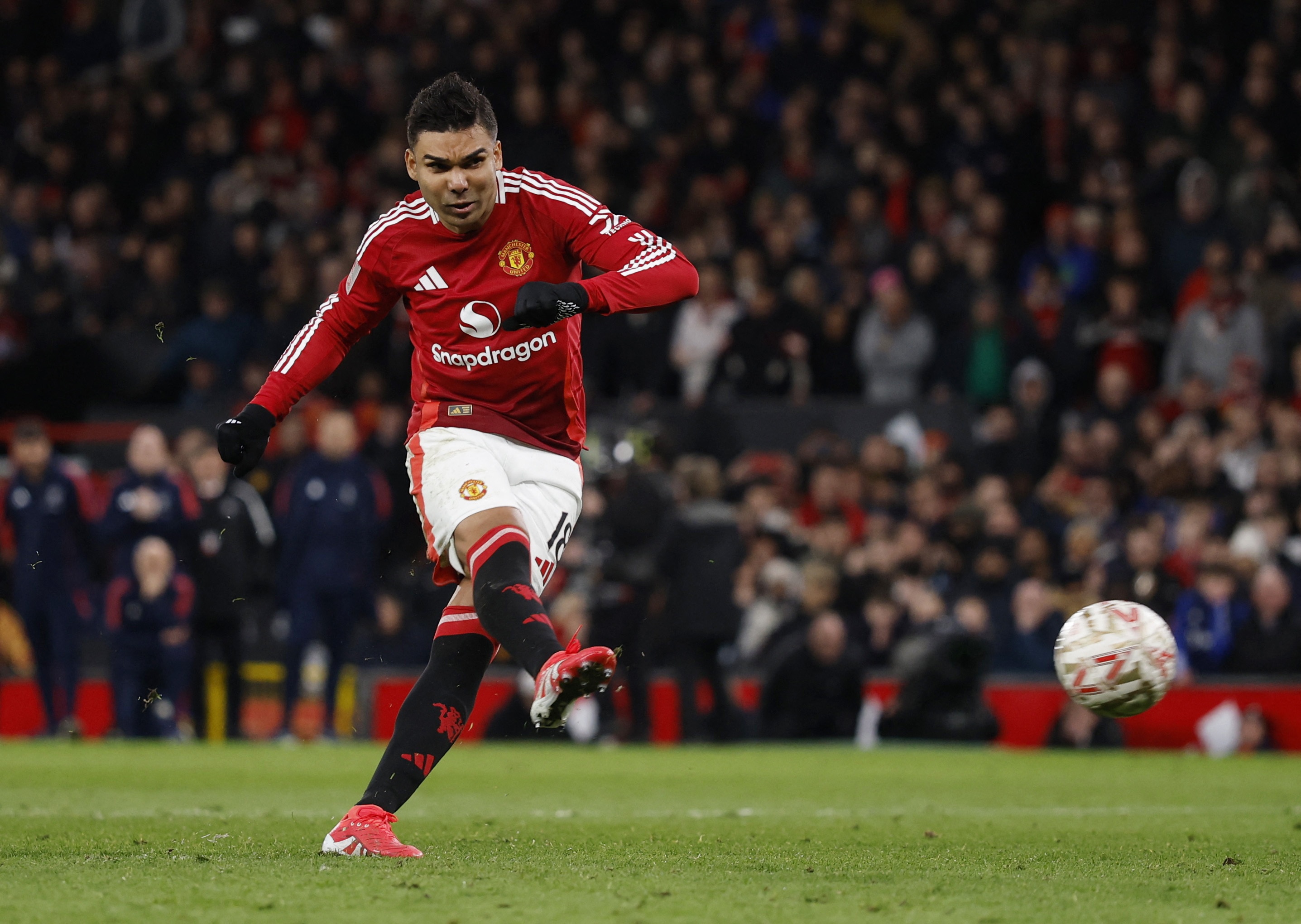 Casemiro bat man voi MU hinh anh