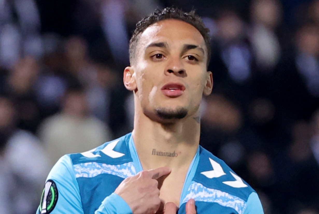 Antony lai gay ngo ngang hinh anh