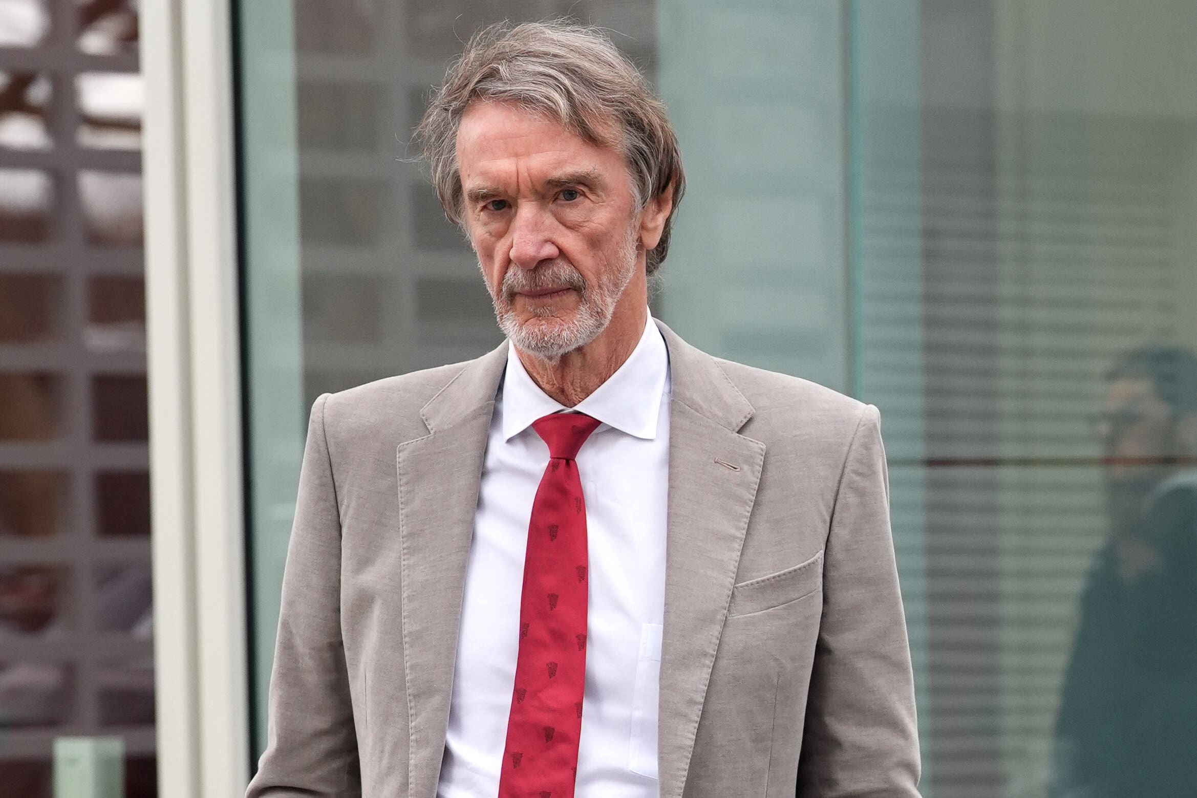 Sir Jim Ratcliffe do loi cho lanh dao cu cua MU hinh anh