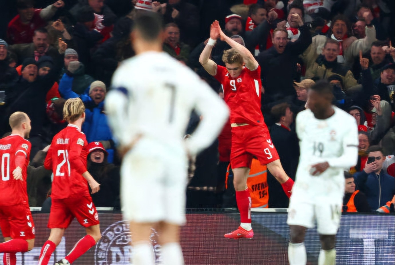 Hojlund an mung tranh cai truoc mat Ronaldo hinh anh