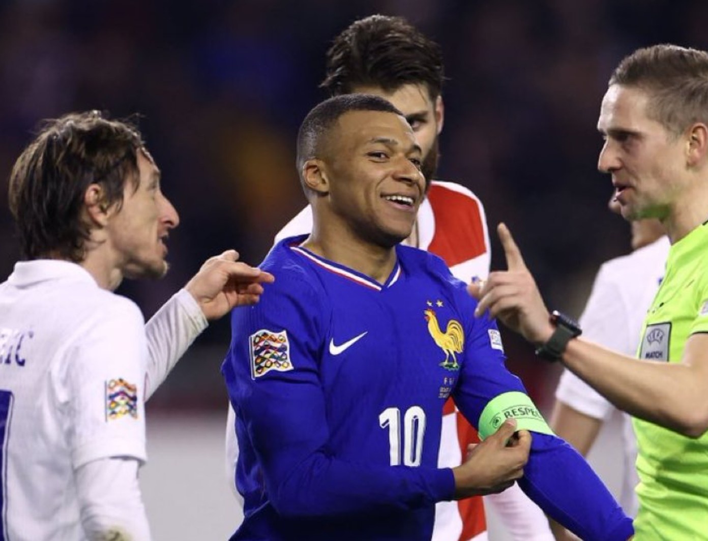 Modric ‘noi gian’ voi Mbappe hinh anh