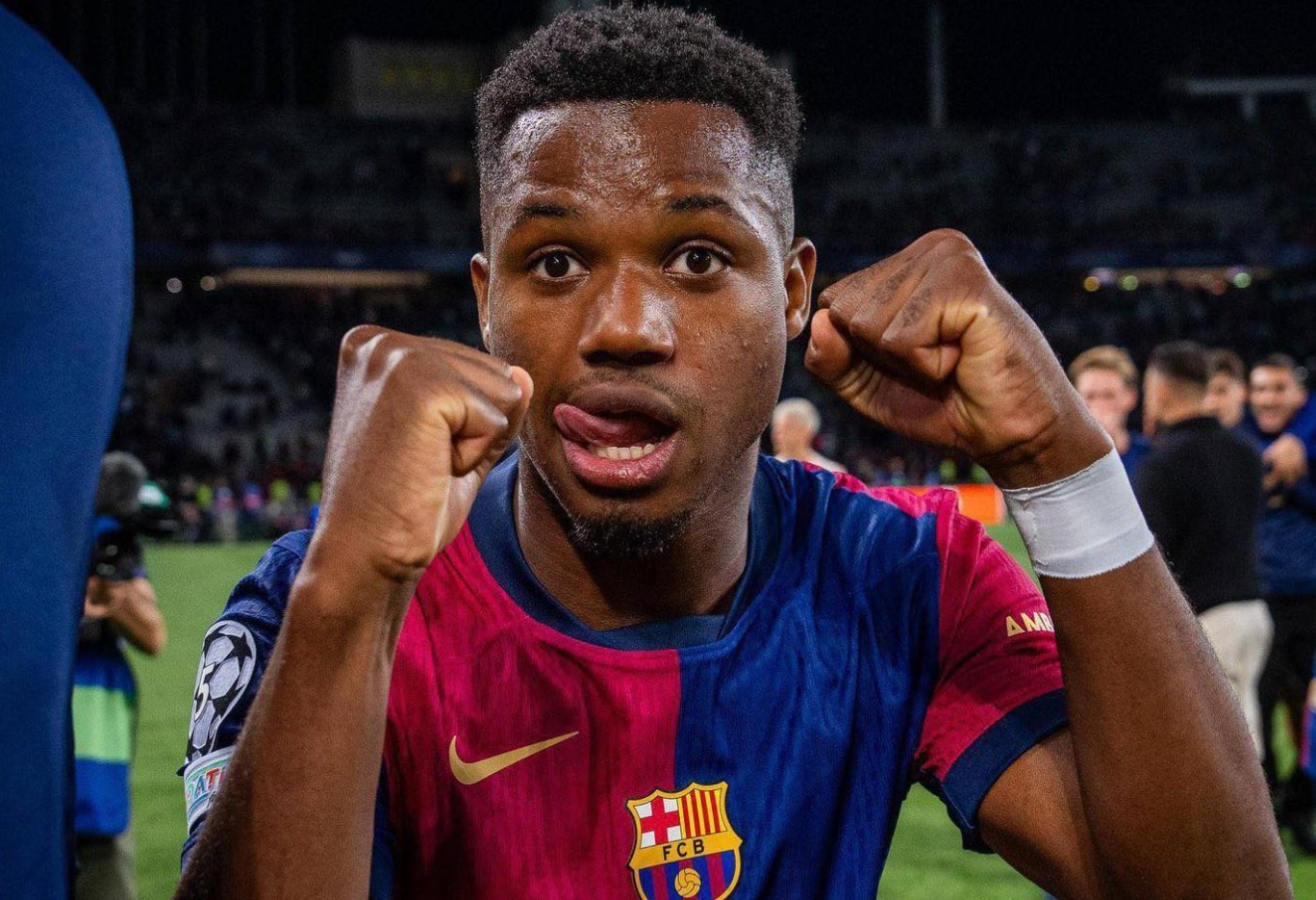 Barcelona mat bon tien cho Fati hinh anh