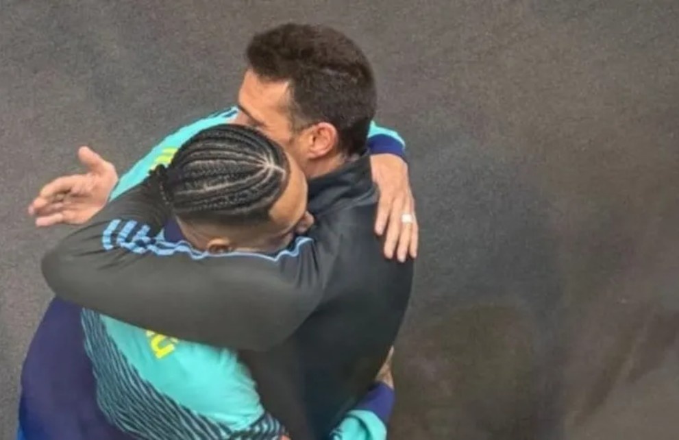 HLV tuyen Argentina om Raphinha hinh anh