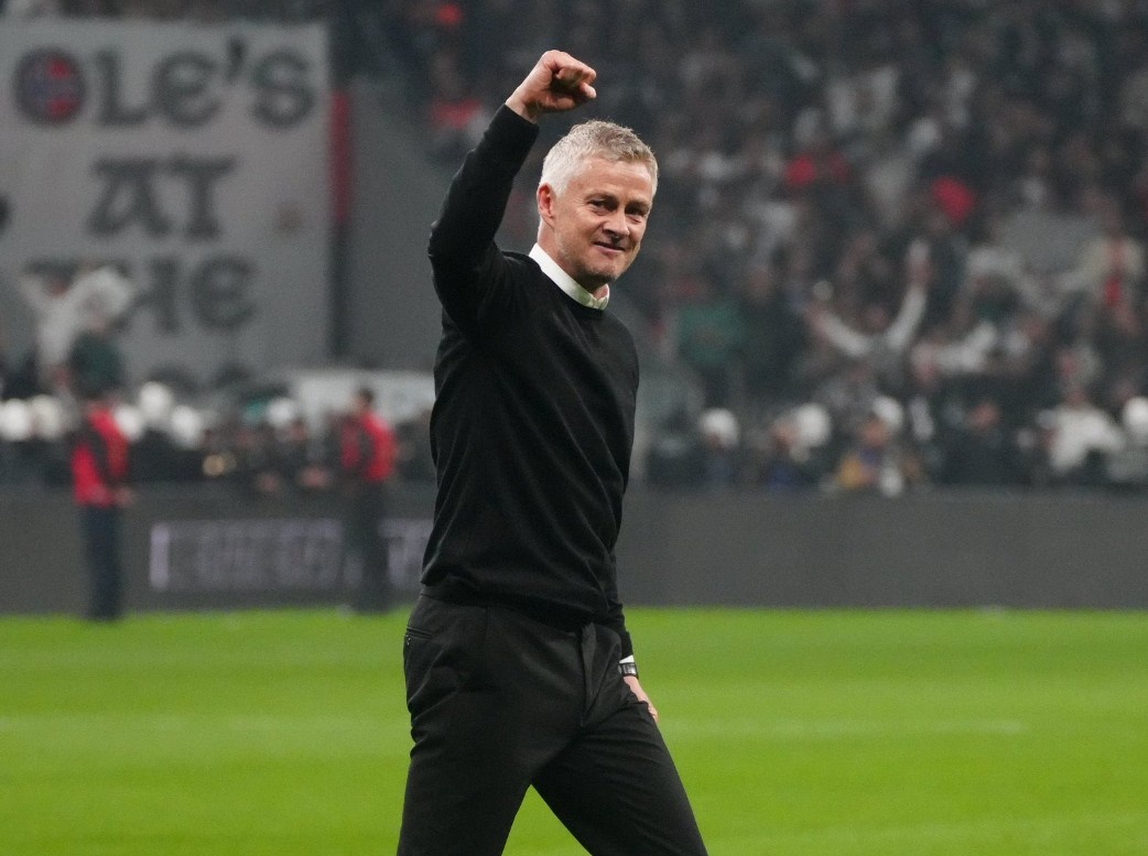 HLV Solskjaer tro thanh nguoi hung hinh anh