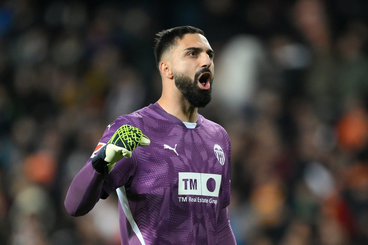 Tan binh Liverpool khien Real Madrid om han hinh anh