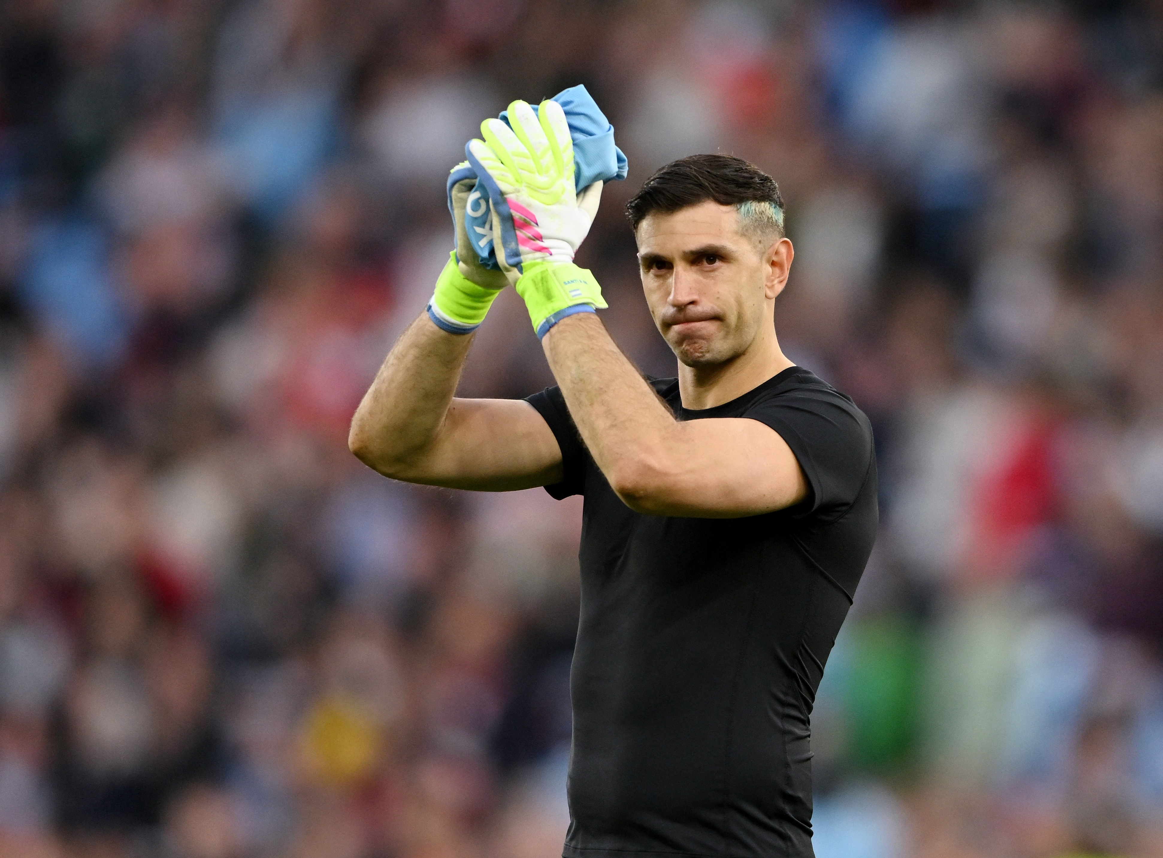 Emiliano Martinez khieu khich CDV PSG hinh anh