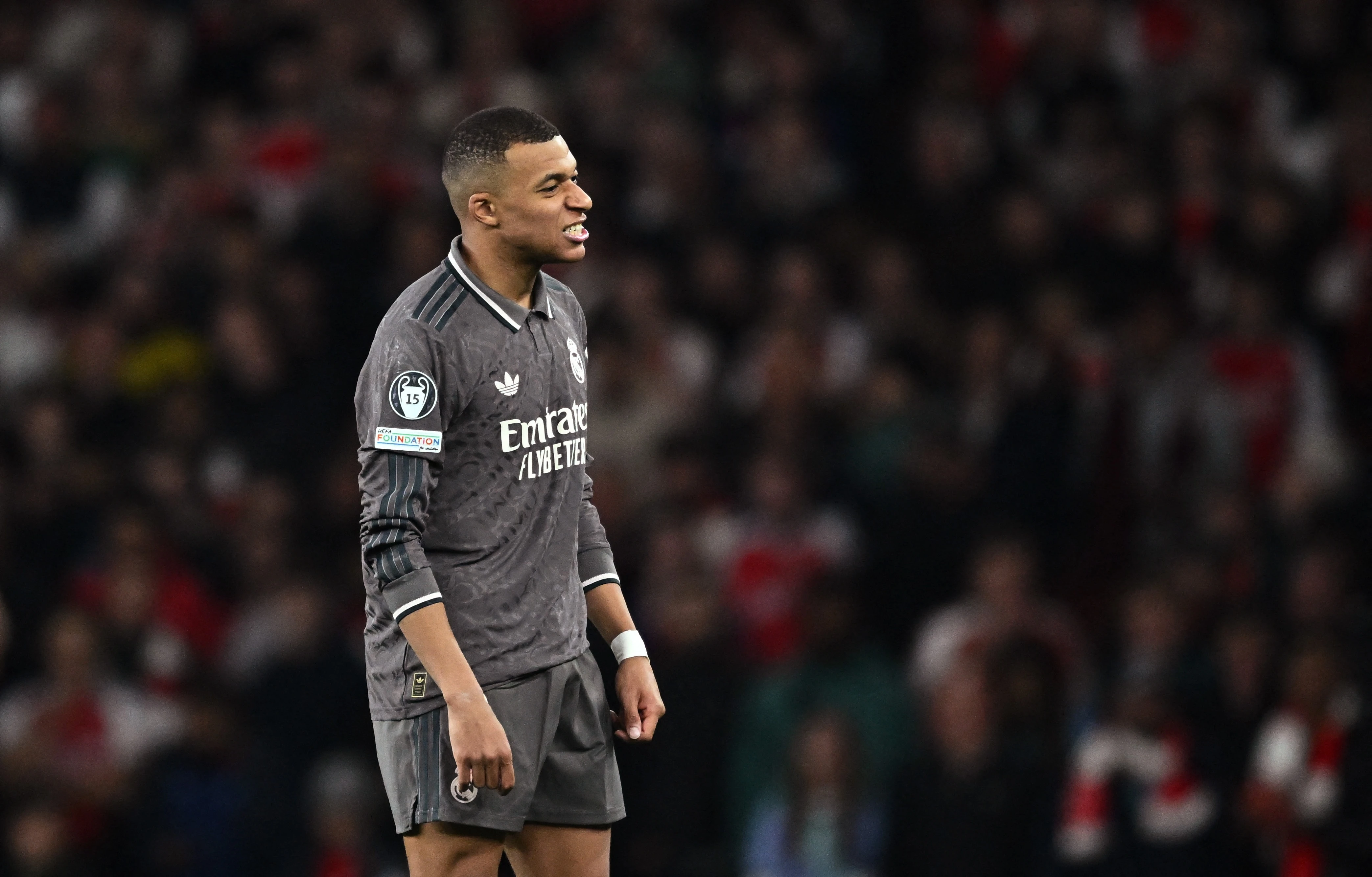 Mbappe 'tat dien' truoc hau ve du bi cua Arsenal hinh anh
