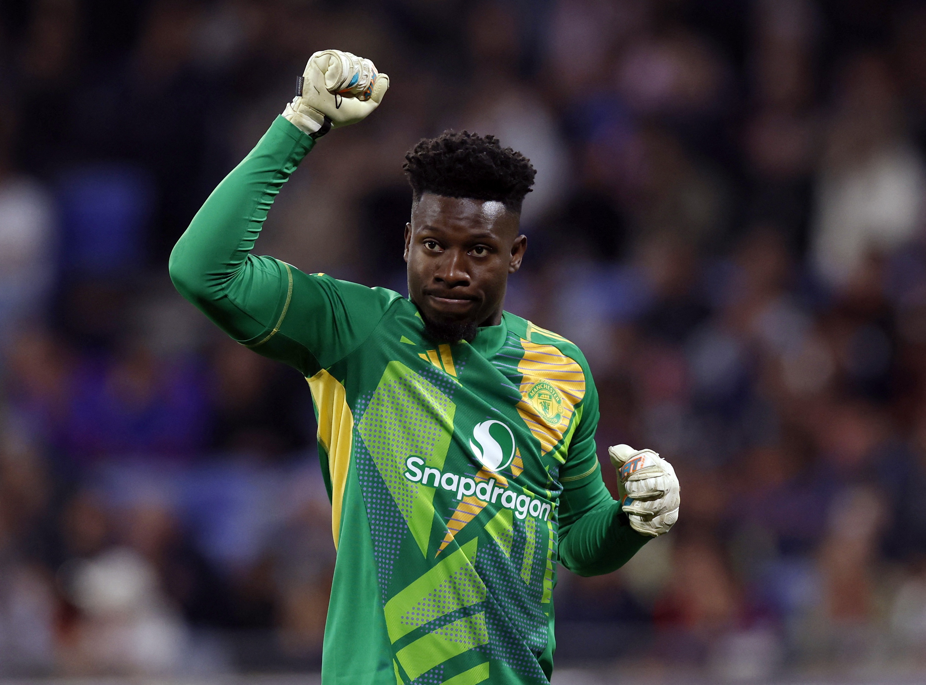 Scholes trut gian len Onana hinh anh