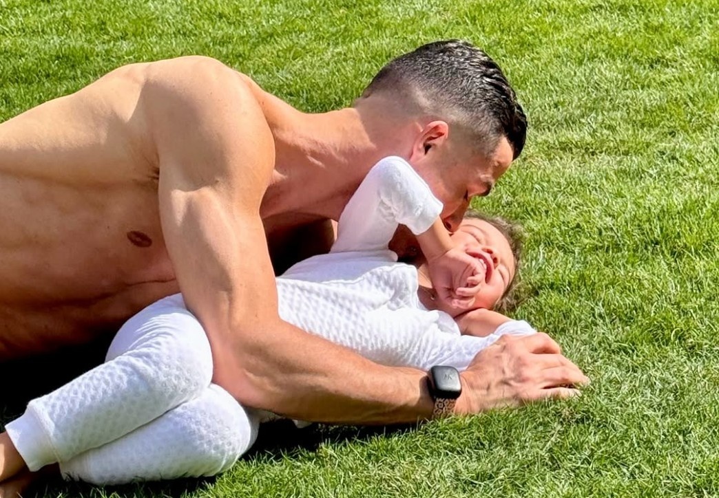 Ronaldo mung sinh nhat con gai hinh anh