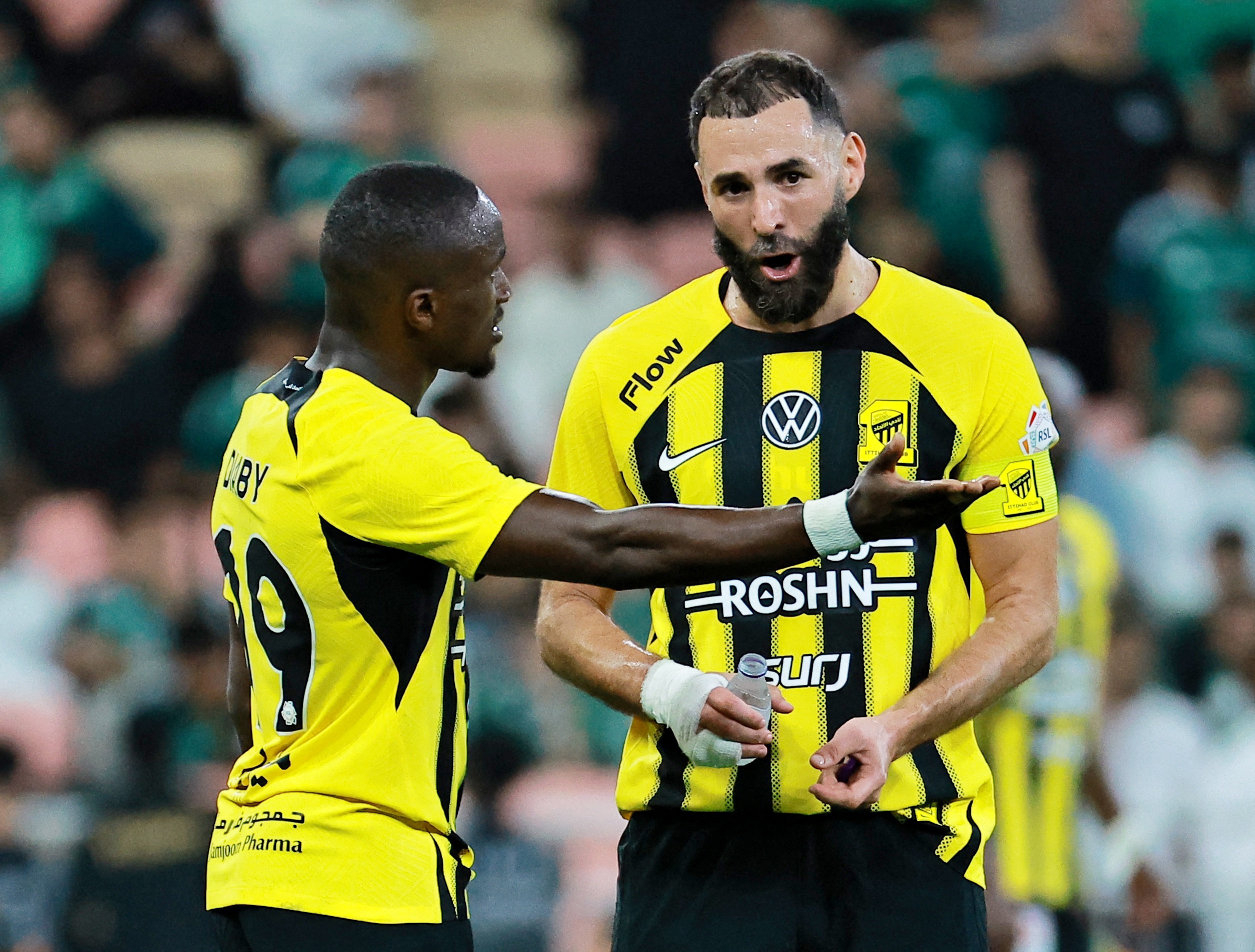 Benzema khien Ronaldo tan mong vo dich hinh anh