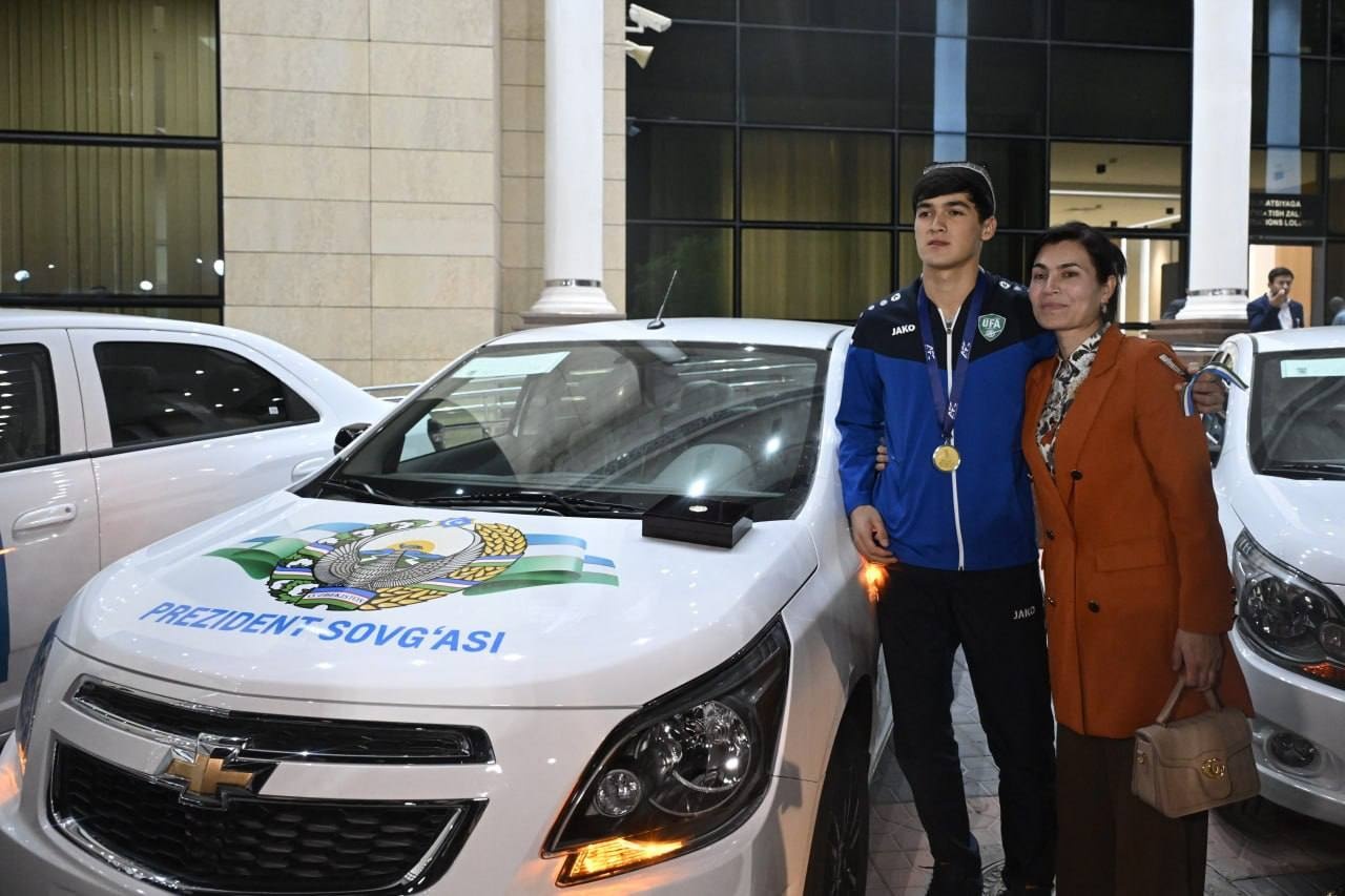 Doi bong tung thua U17 Viet Nam duoc trao huan chuong, tang o to hinh anh