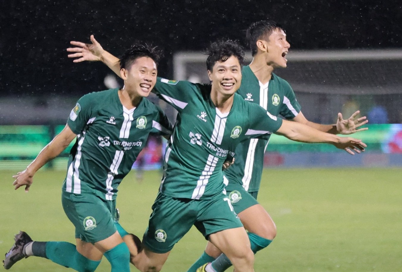 Fanpage FIFA bat ngo ca ngoi Cong Phuong hinh anh