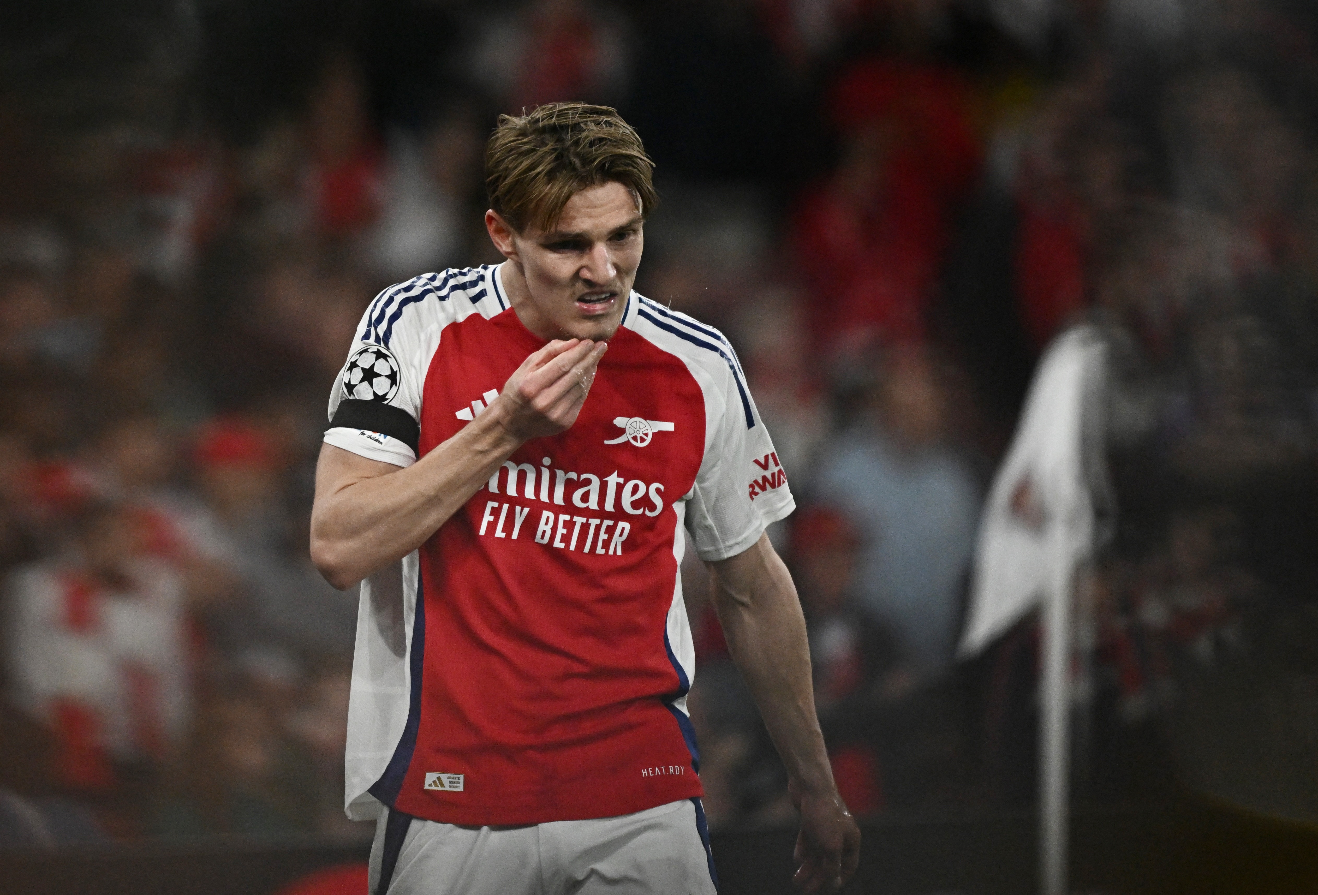 CDV Arsenal noi gian voi Odegaard hinh anh