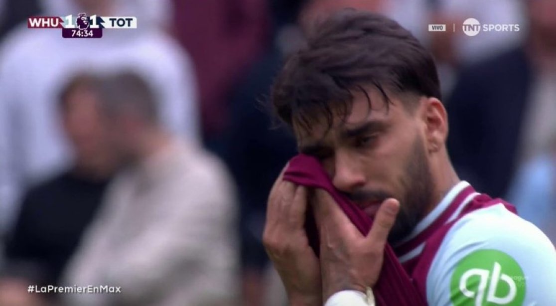 Paqueta khoc khi nhan the vang hinh anh