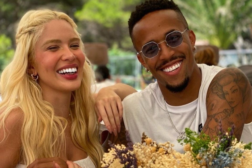 Man 'doi' ban gai gay chan dong bong da Brazil hinh anh