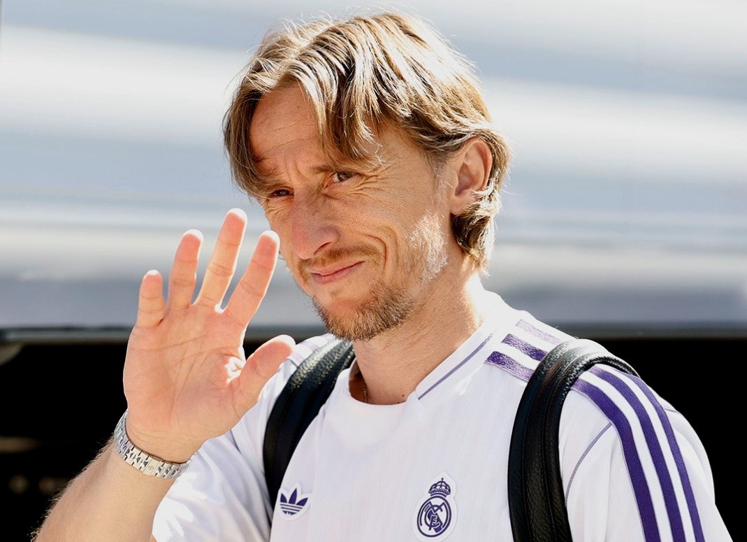 Modric nhan 3 de nghi hap dan hinh anh