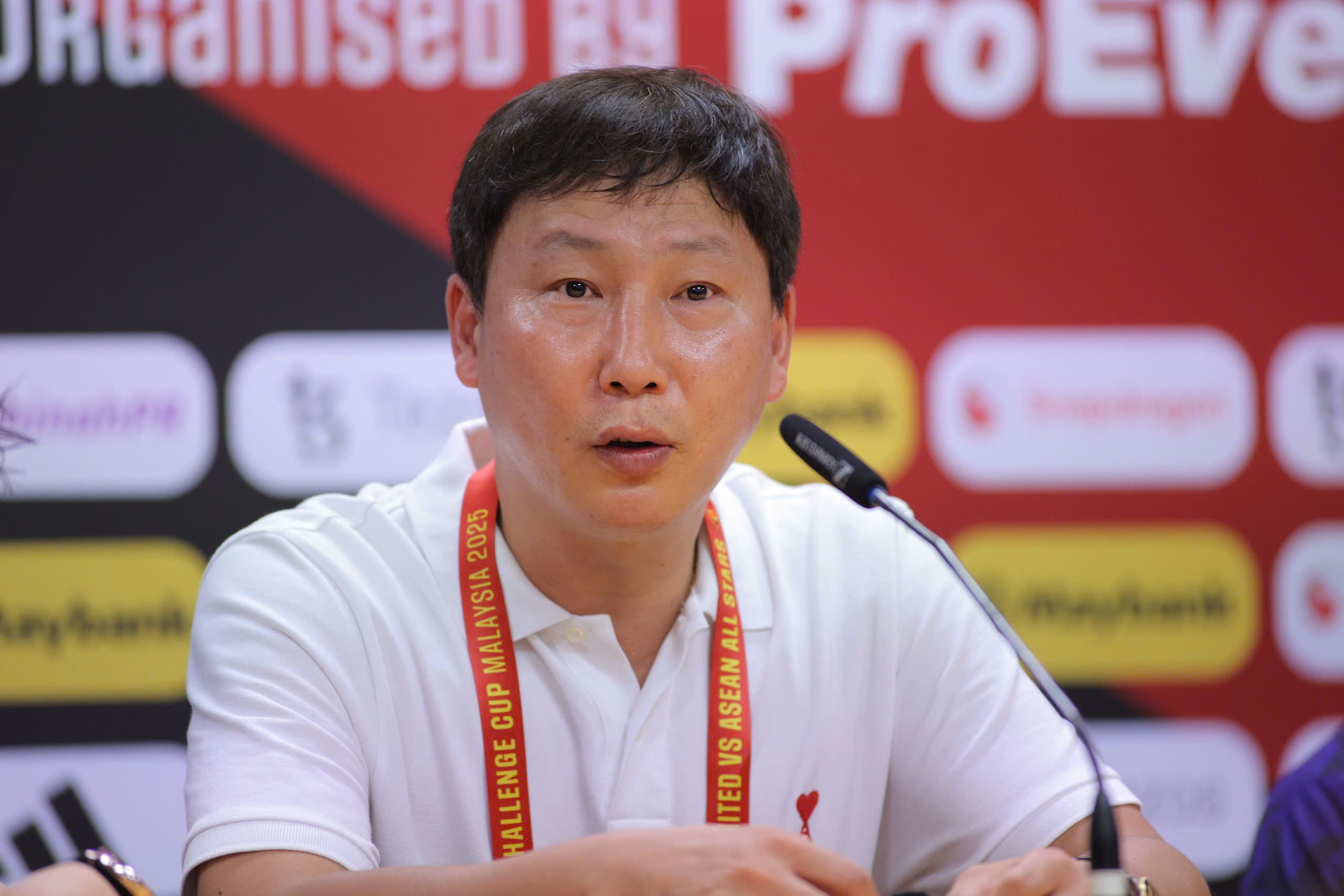 HLV Kim Sang-sik: 'Hy vong Amorim de mat den Hai Long' hinh anh