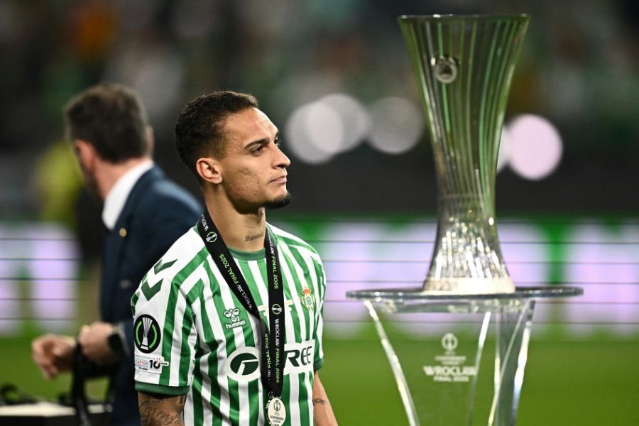 Antony bi chi trich hinh anh