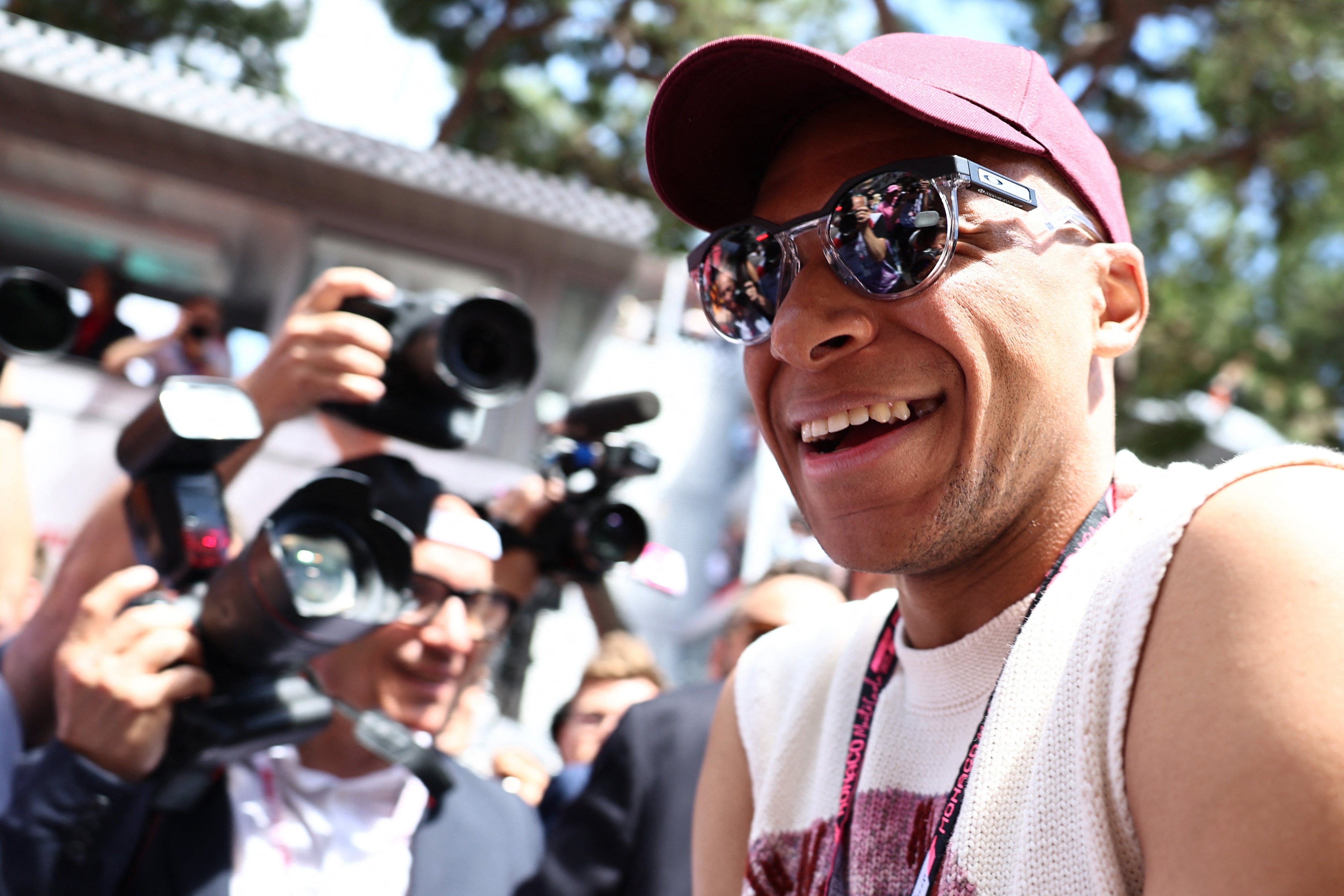 Mbappe chuc mung PSG hinh anh