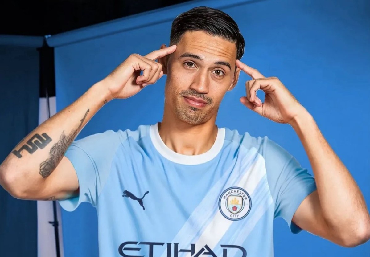 Man City kich no 'bom tan' dau tien hinh anh