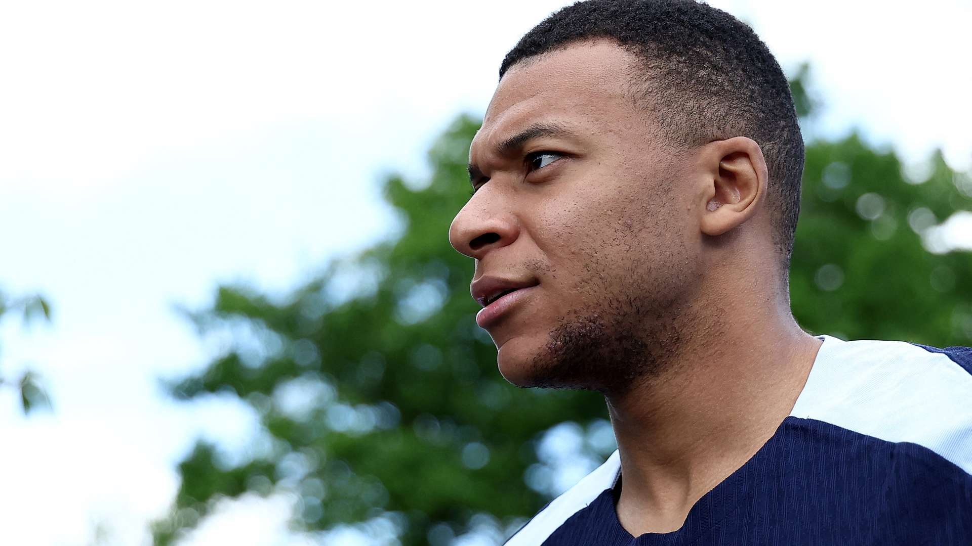 Doi cua Mbappe sa thai hang loat hinh anh