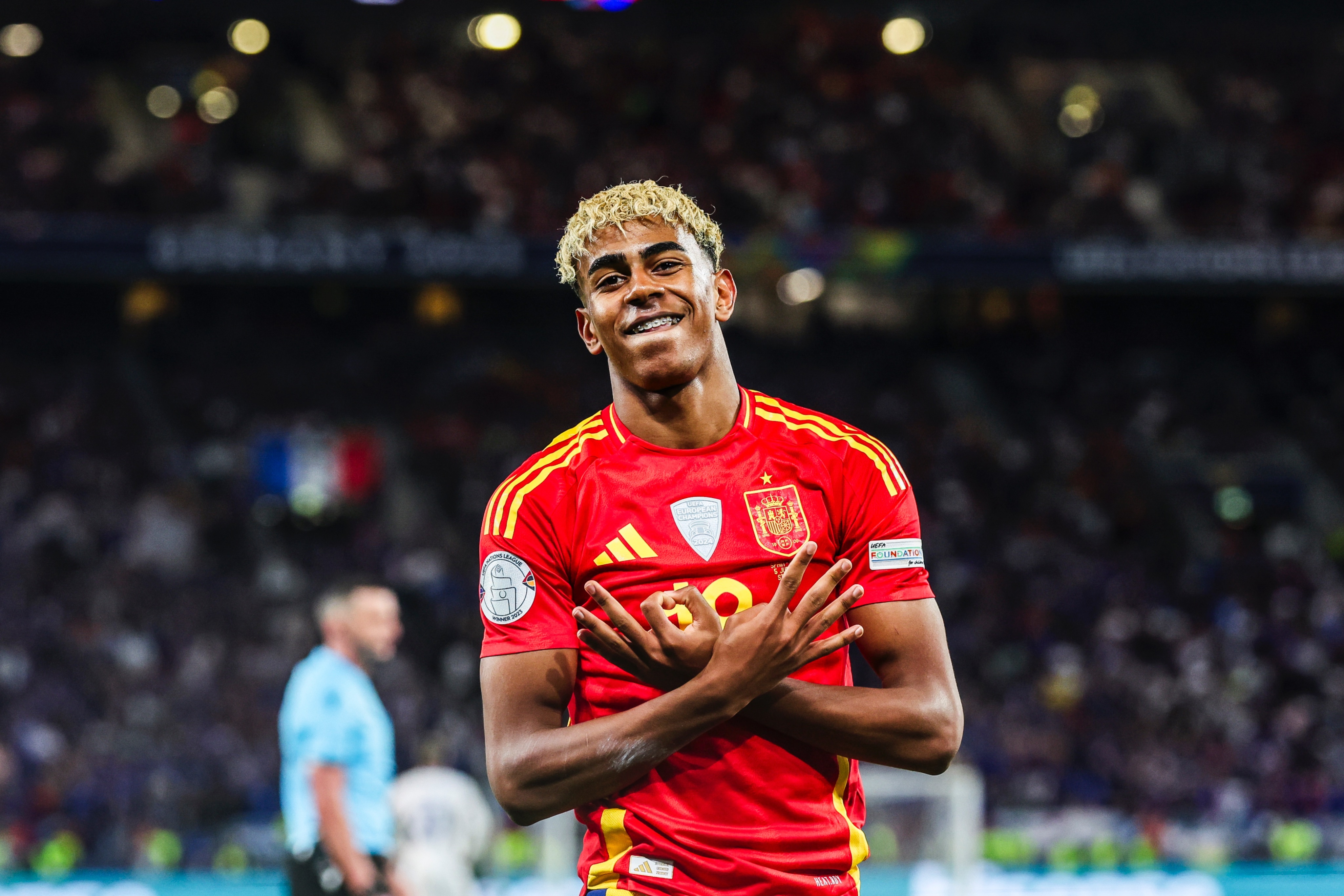 Yamal hay hon Ronaldo, Messi o tuoi 17 hinh anh