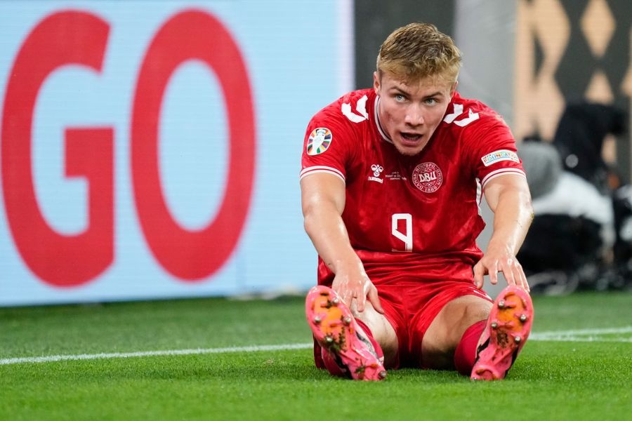 Hojlund tra gia khi ve tuyen quoc gia hinh anh