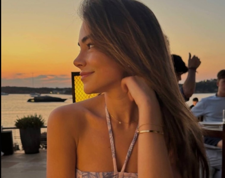 Ban gai moi cua Ter Stegen hinh anh