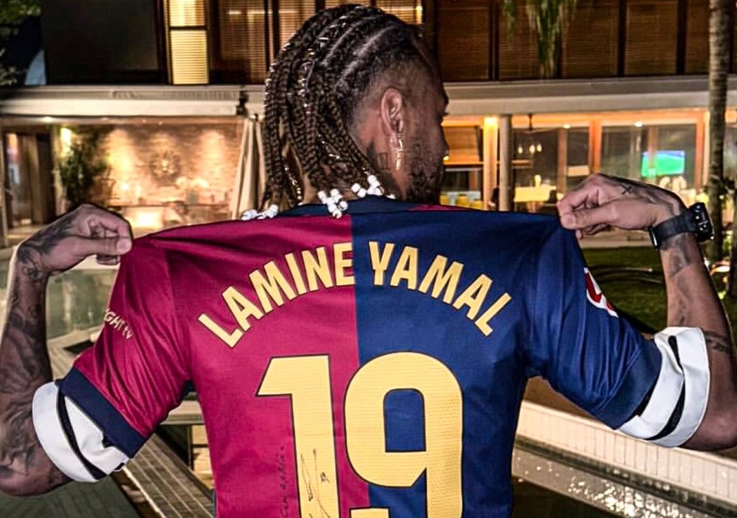 Neymar gay chu y khi khoac ao Barcelona hinh anh