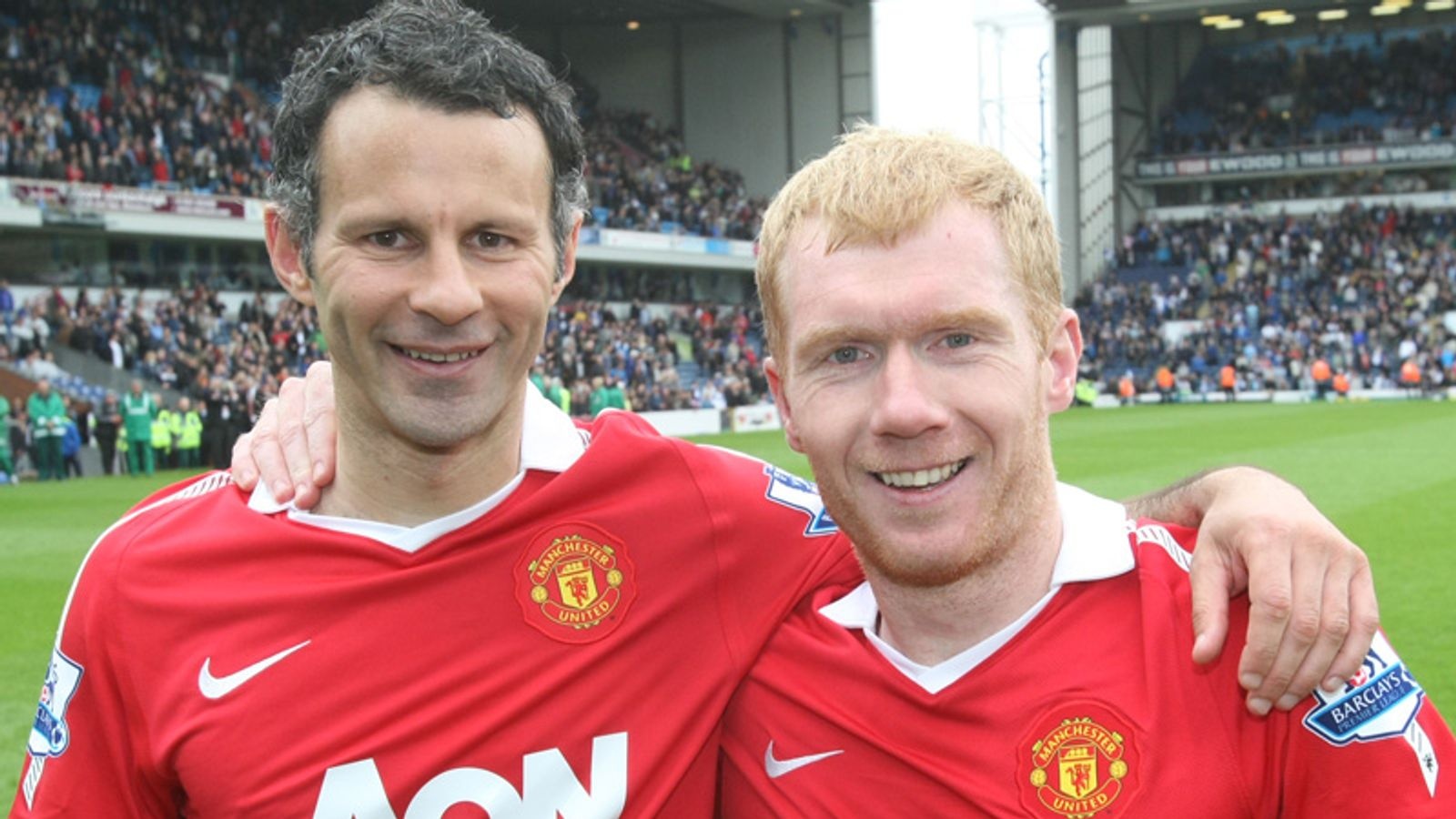 Scholes, Giggs sang Viet Nam hinh anh