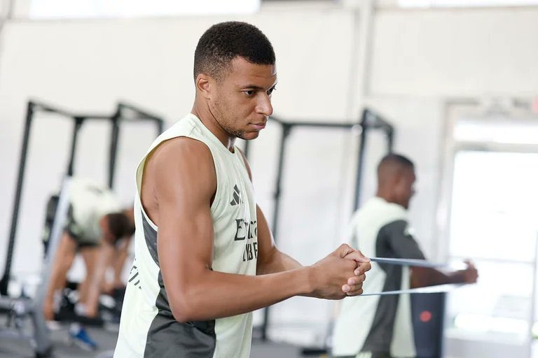 Mbappe gay lo lang hinh anh