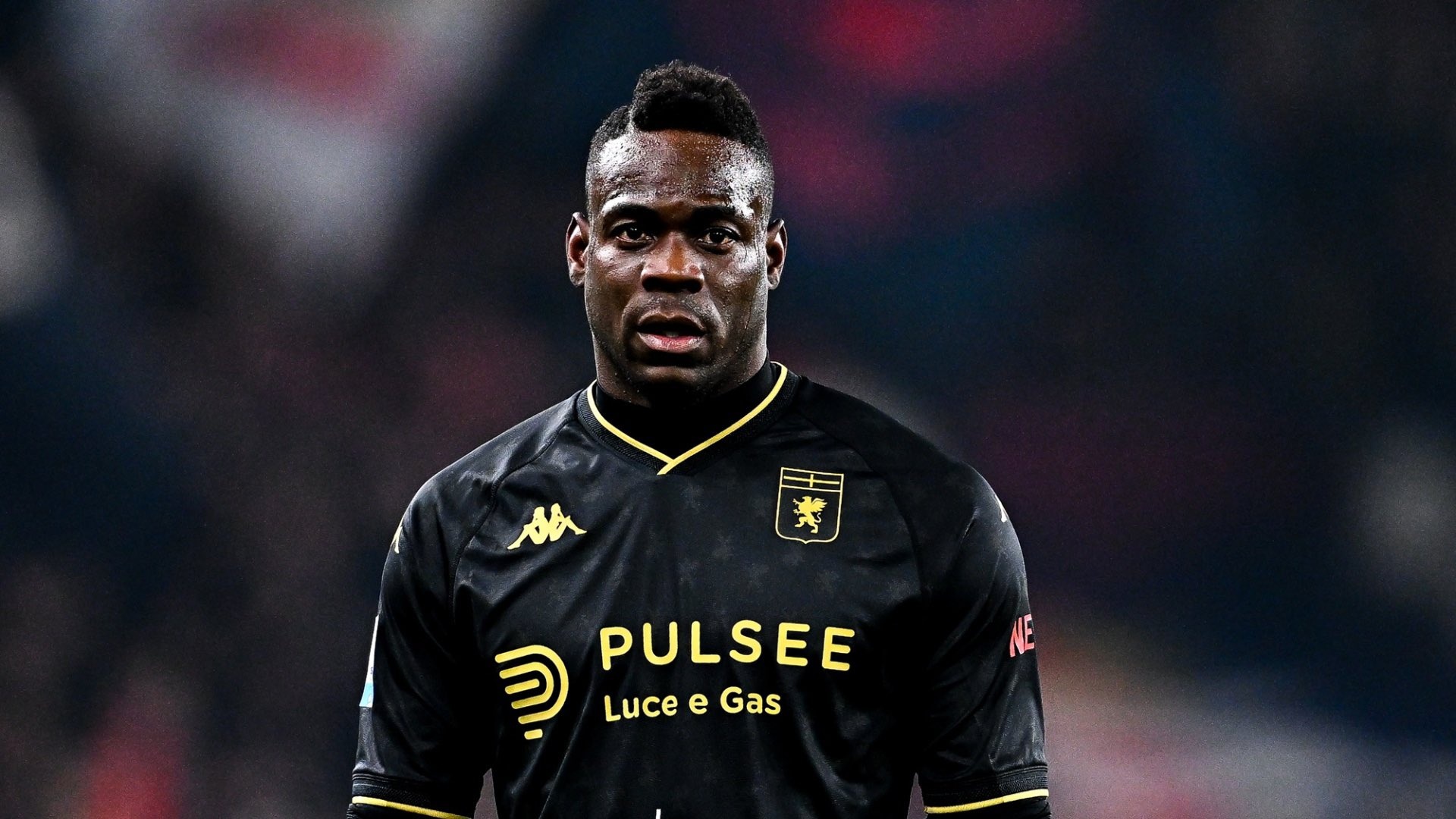 Balotelli co ben do moi hinh anh