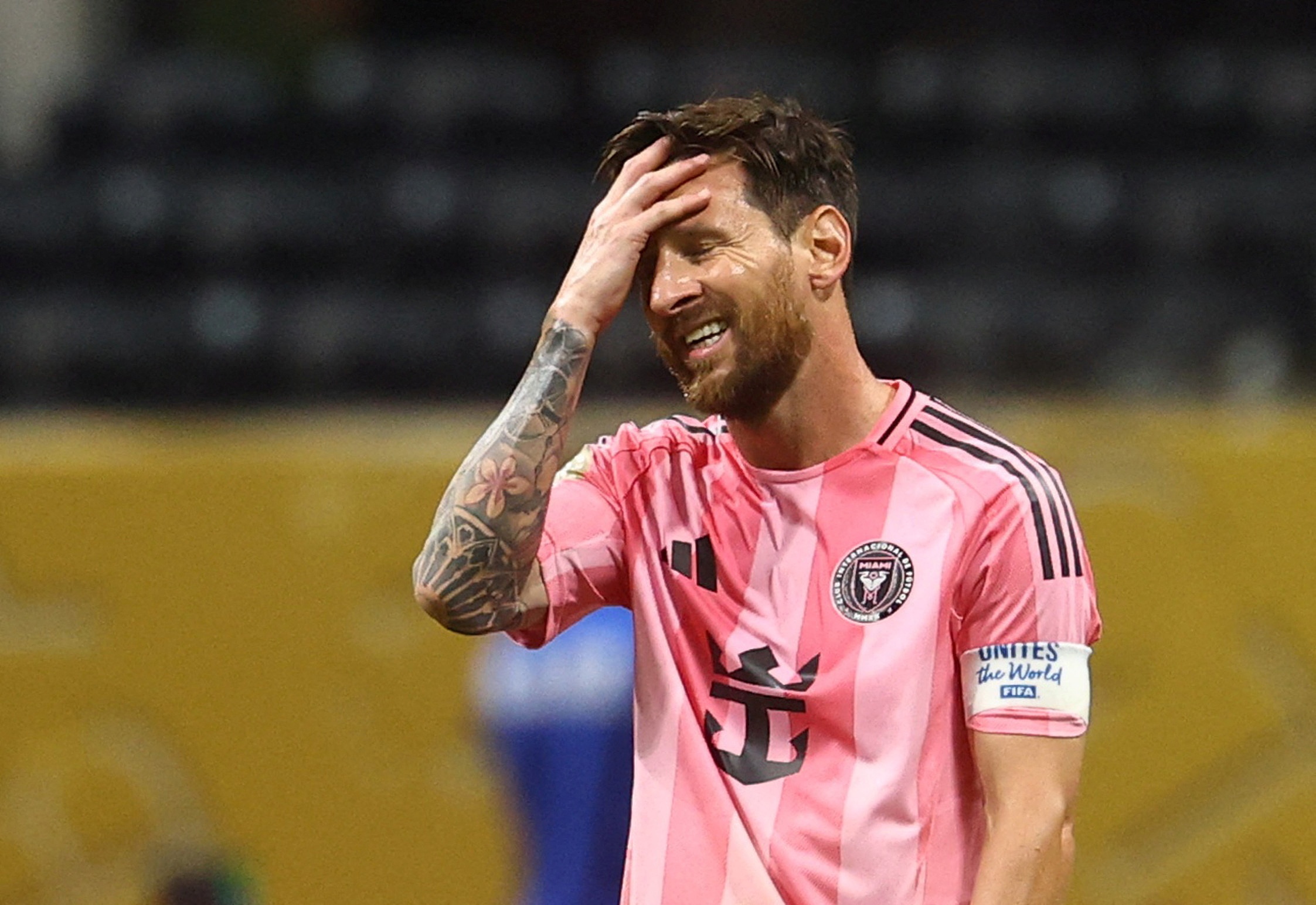 Messi vung tay danh Vitinha hinh anh