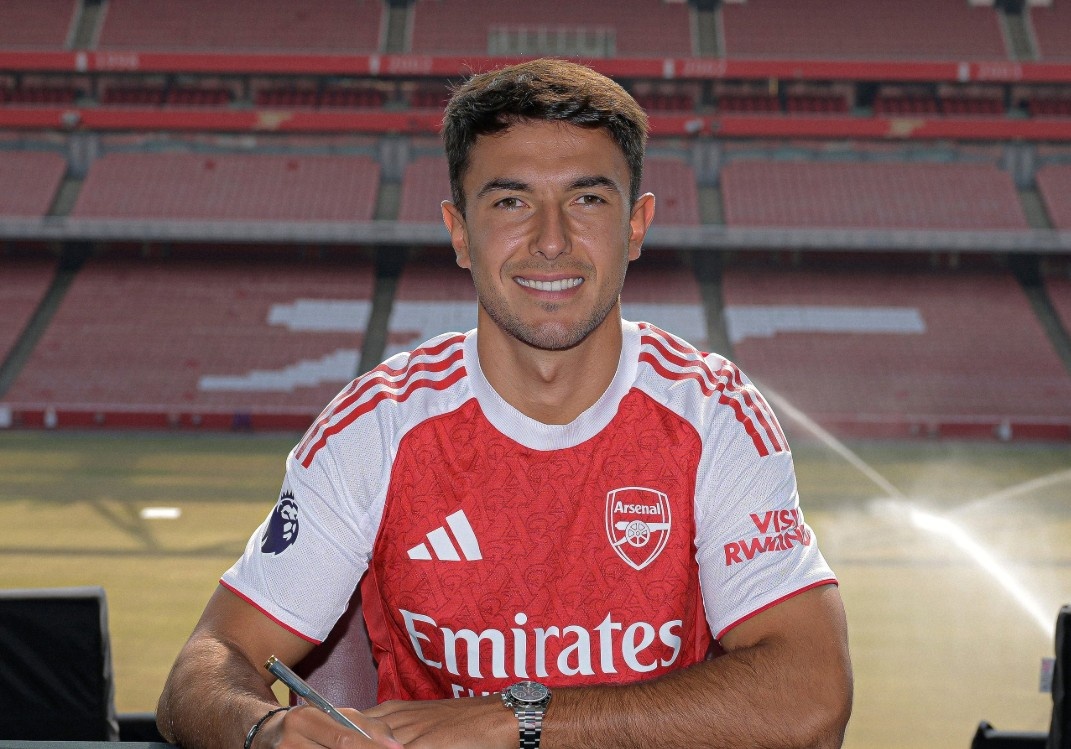 Tan binh Arsenal doi doi hinh anh