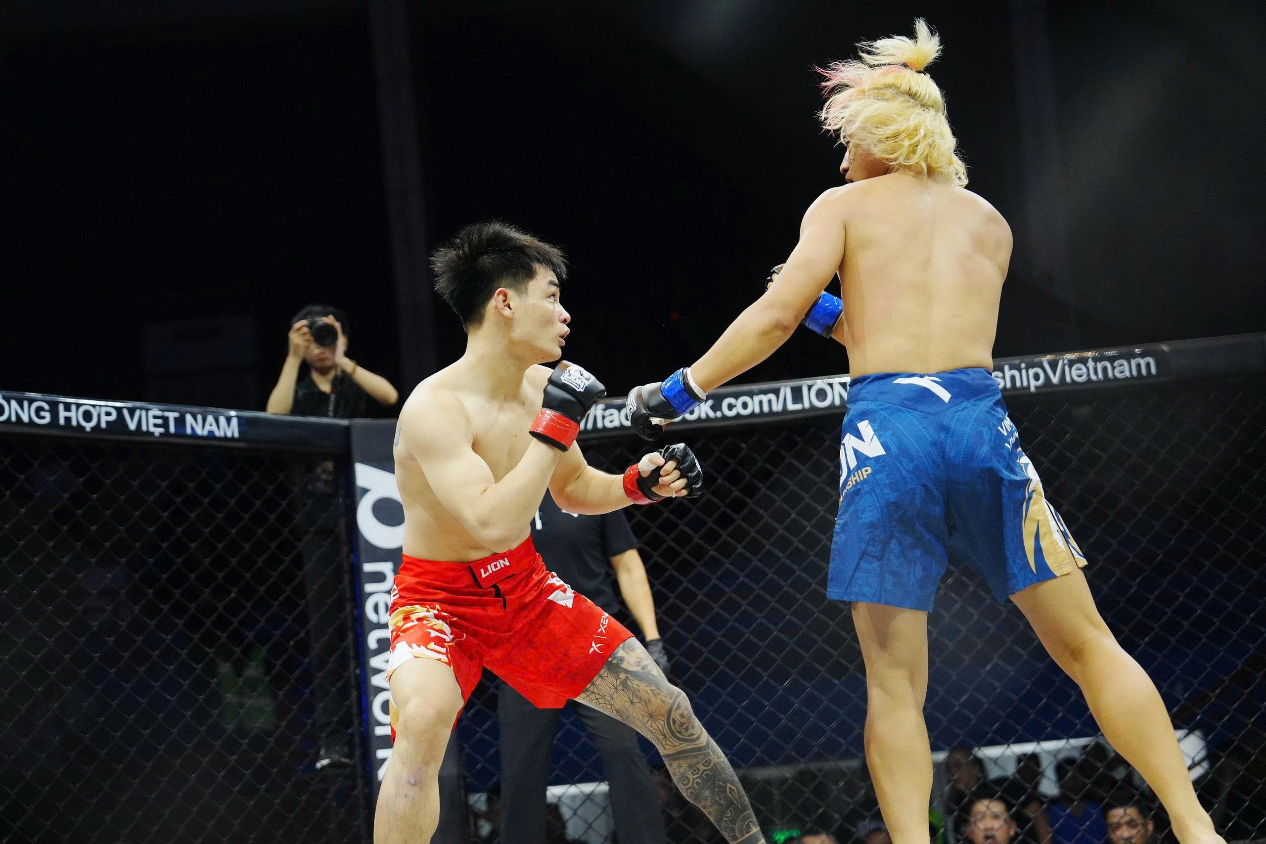 Vo si Trung Quoc do mau, duoc diu di sau khi thua doi Viet Nam hinh anh