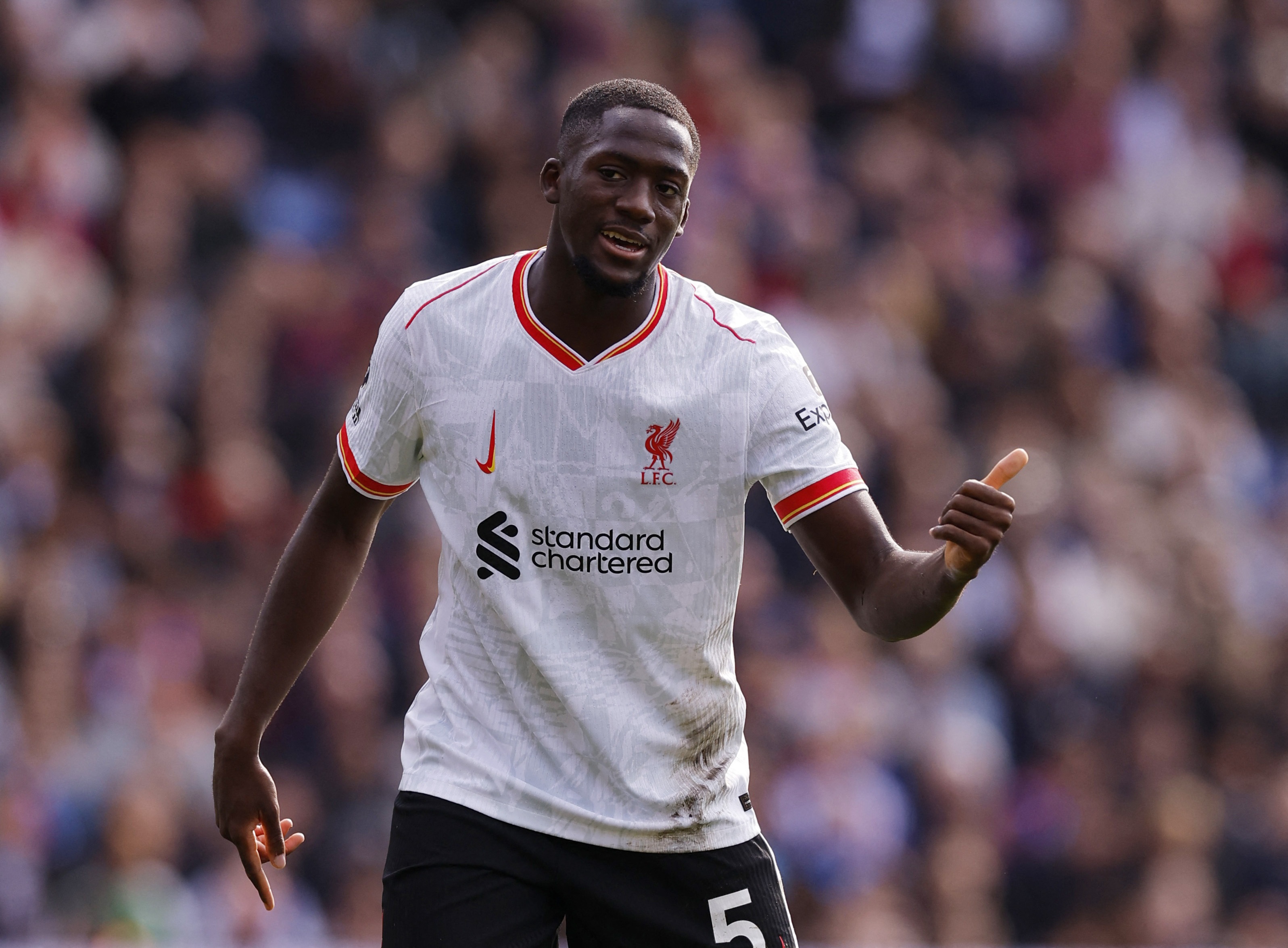 Liverpool chot gia ban Konate cho Real Madrid hinh anh