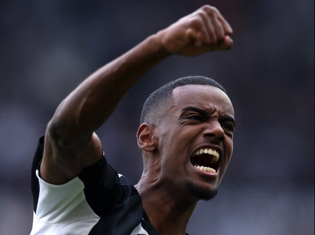 Liverpool van du tien no 'bom tan' Isak hinh anh