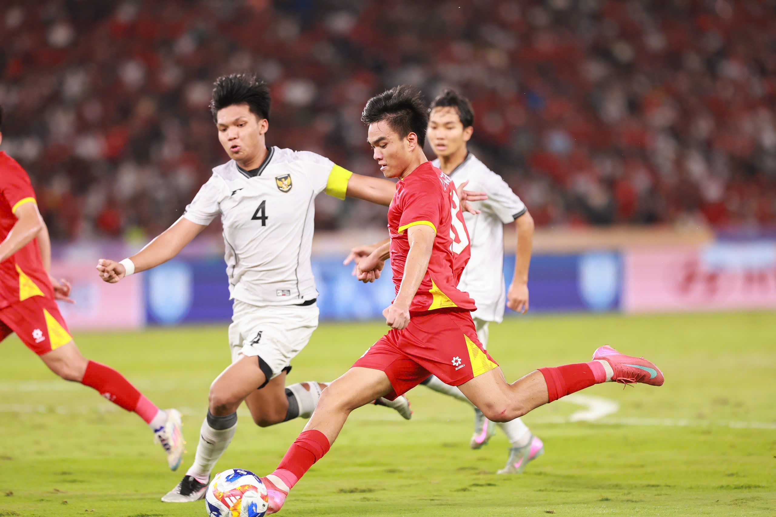 Thua Viet Nam, U23 Indonesia van nhan thuong lon hinh anh