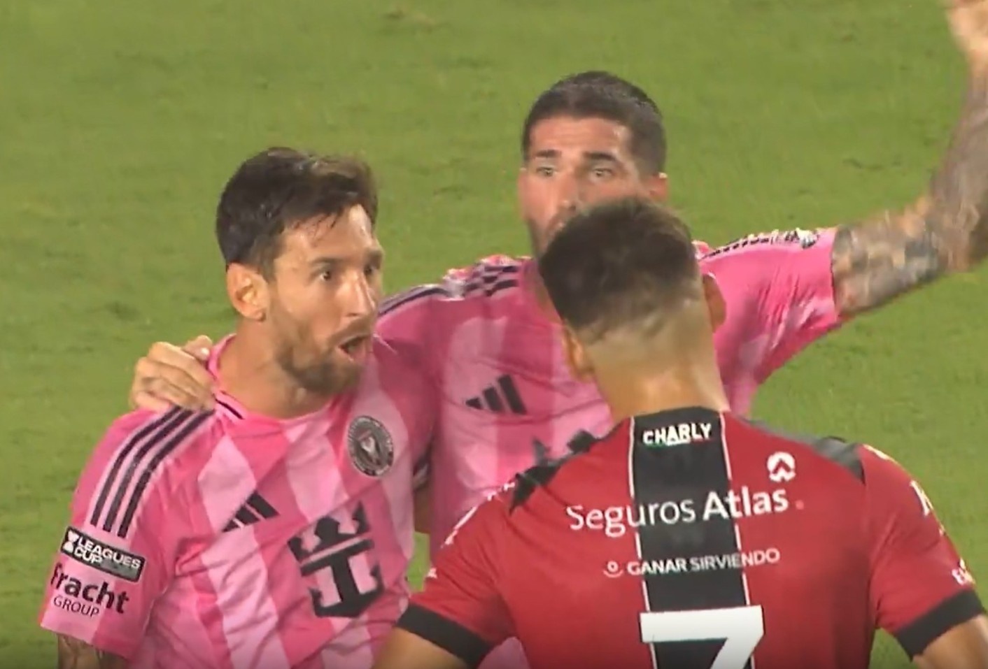 Messi het vao mat doi thu hinh anh