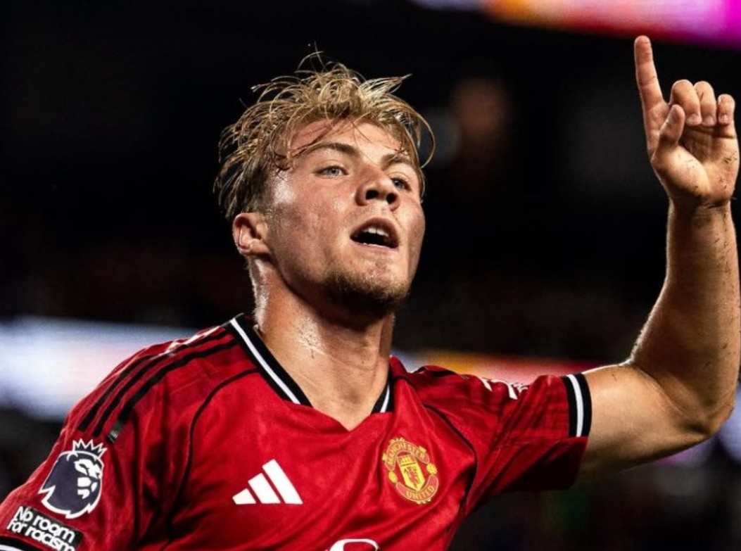 Hojlund noi gian voi dong doi hinh anh