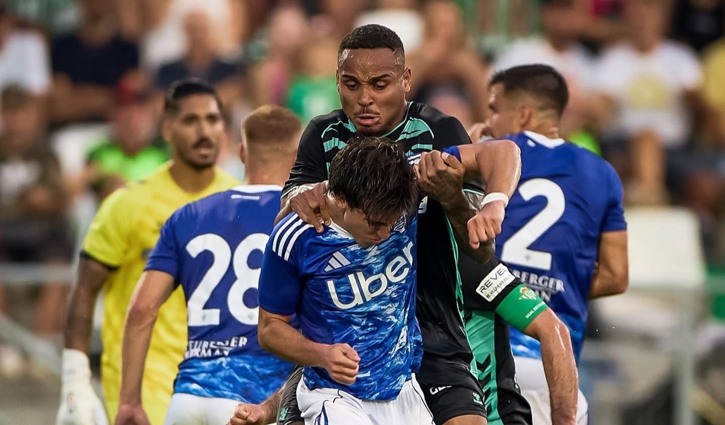 Cau thu Betis va Como danh nhau hinh anh