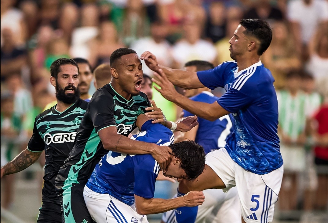 Bao luc o tran Betis - Como hinh anh