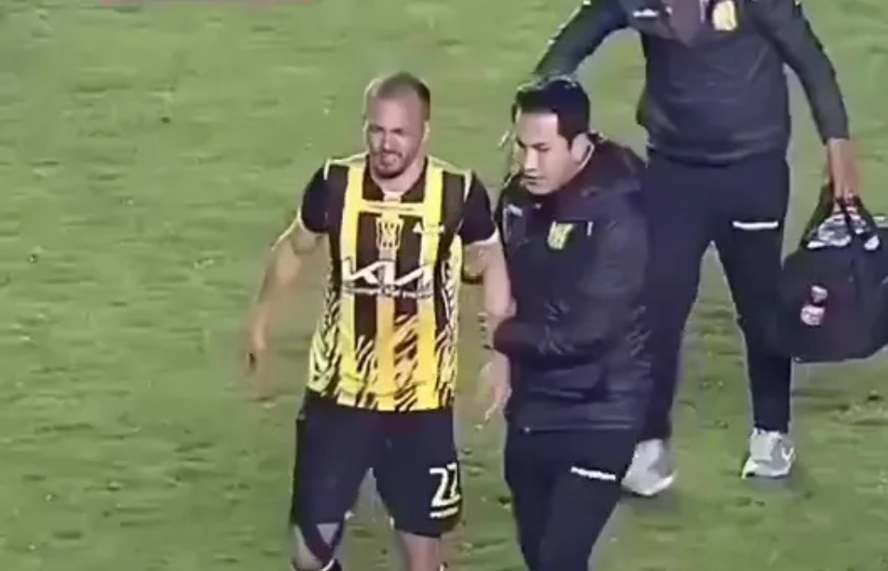 Cau thu Nam My bi phao sang ban trung nguoi hinh anh