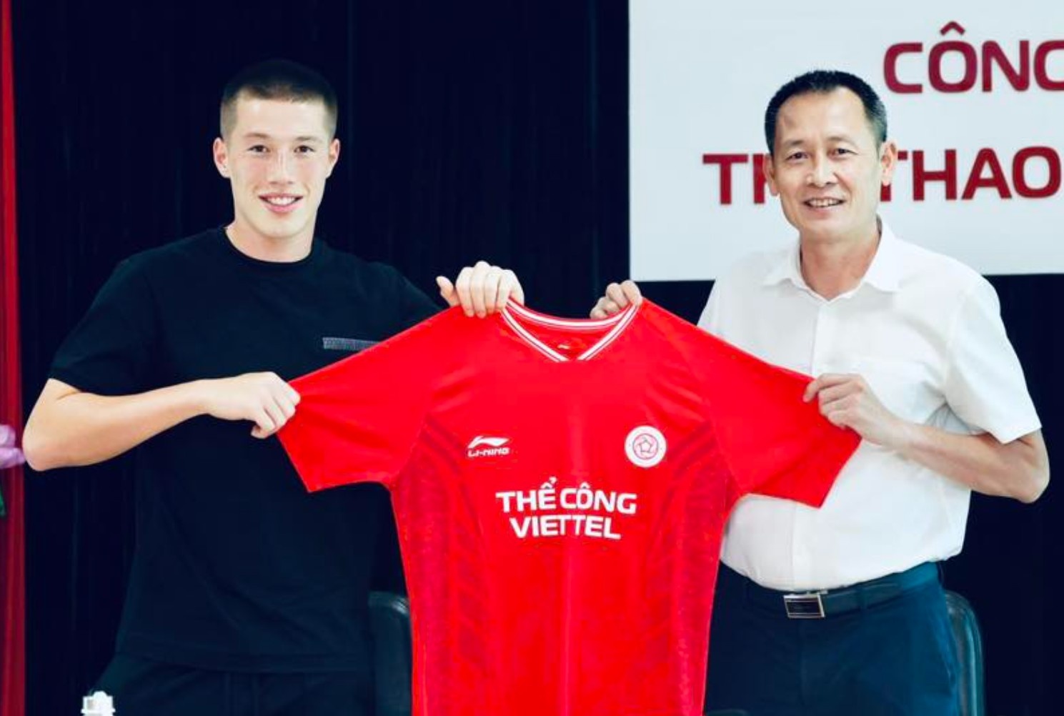 The Cong Viettel ra mat tan binh duoc Harry Kane tham van hinh anh