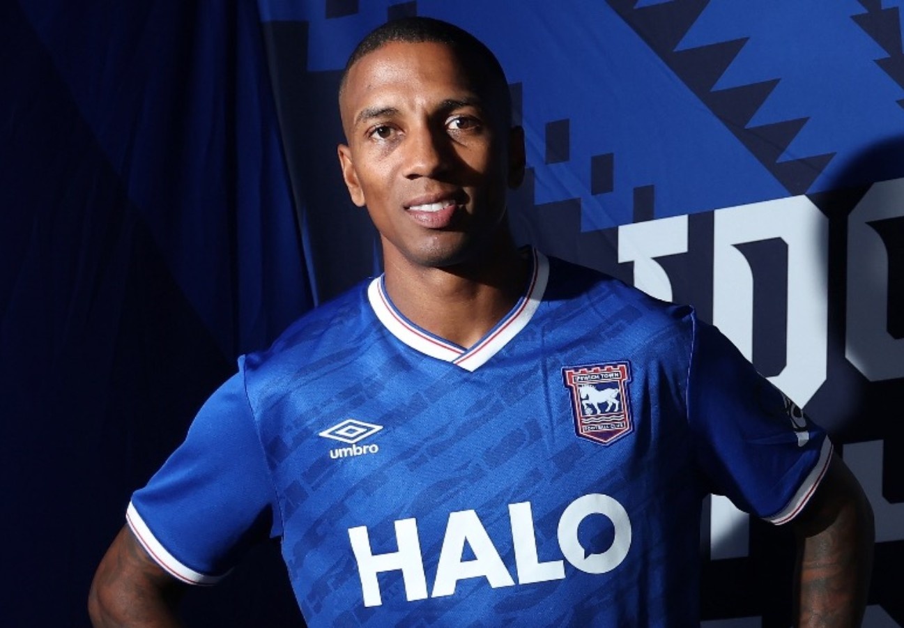 Ashley Young dinh den vu au da tai doi moi hinh anh