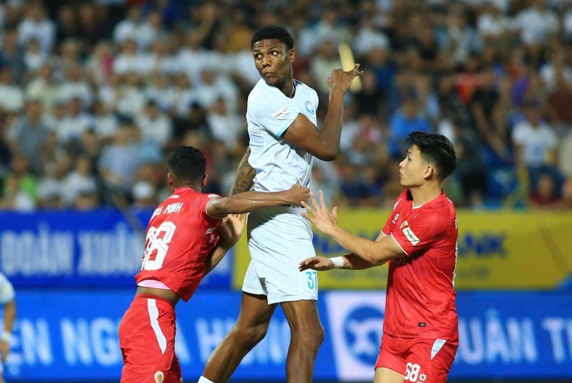 Tien dao cao hon 2 m cua Nam Dinh gay sot bao nuoc ngoai hinh anh