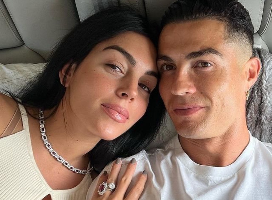 Nhan cau hon cua Ronaldo tao nen con sot hinh anh