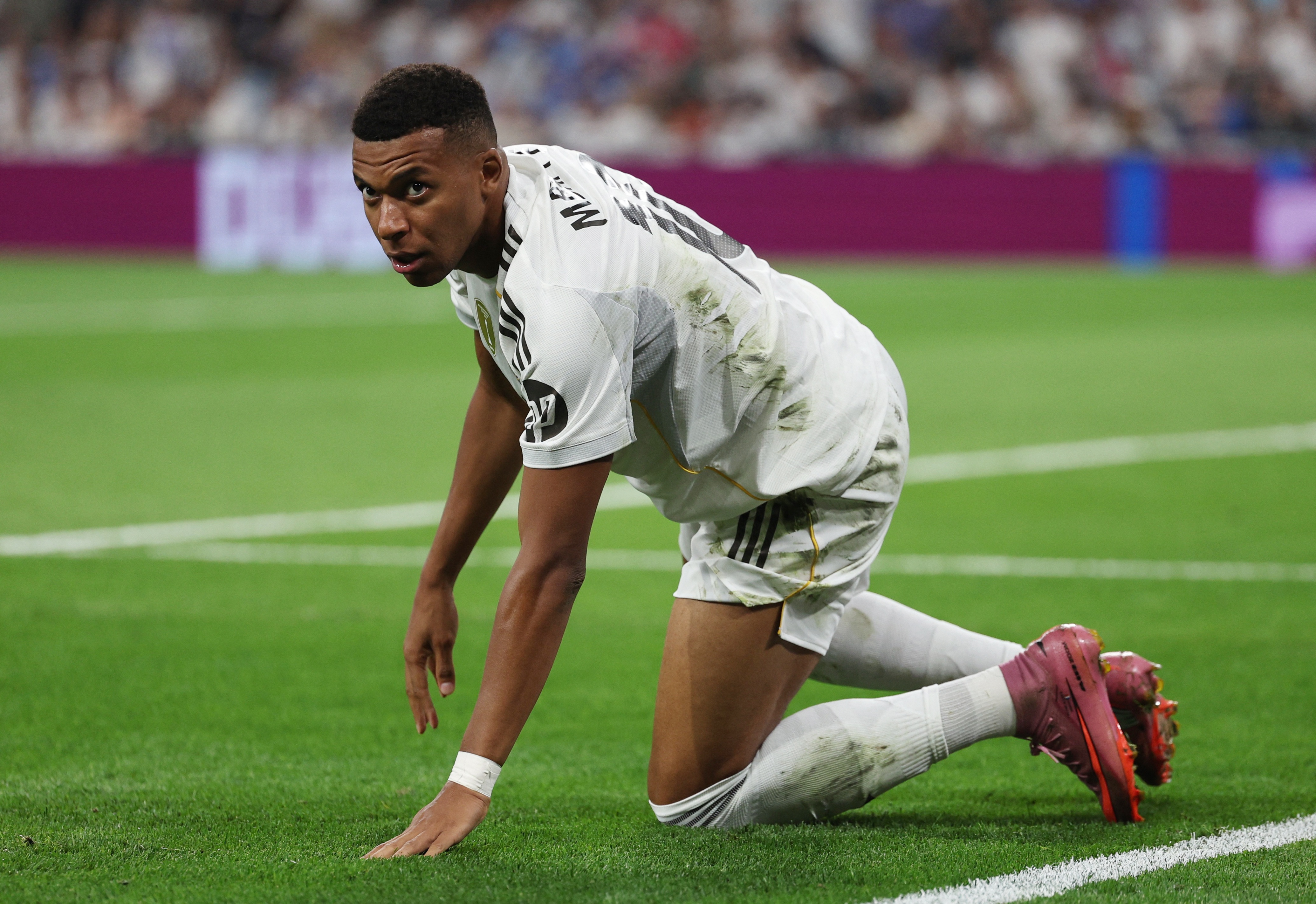 Mbappe re bong gay ngo ngang hinh anh